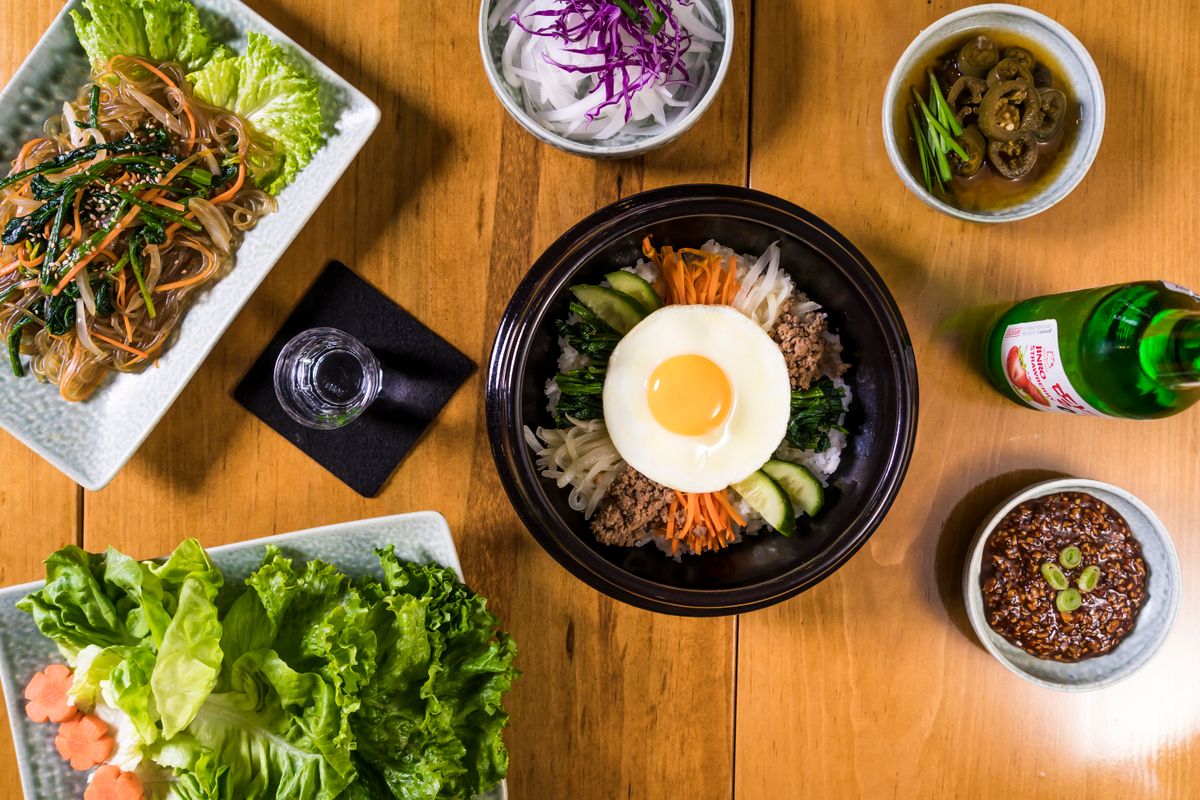 비빔밥과 다양한 한식으로 차린 식탁